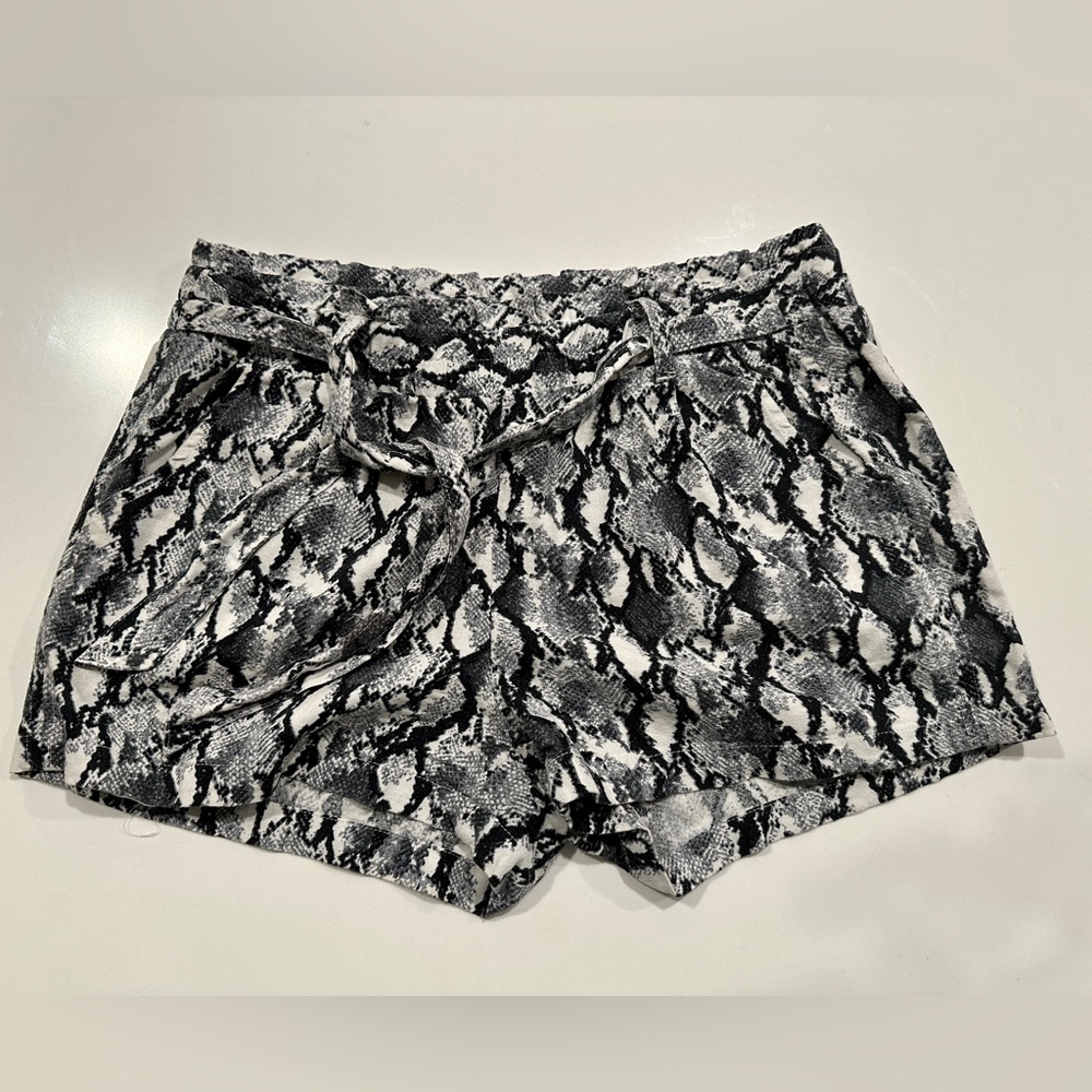 Jolt Shorts. Mid-rise, black and white with fun print and tie-belt. Size M